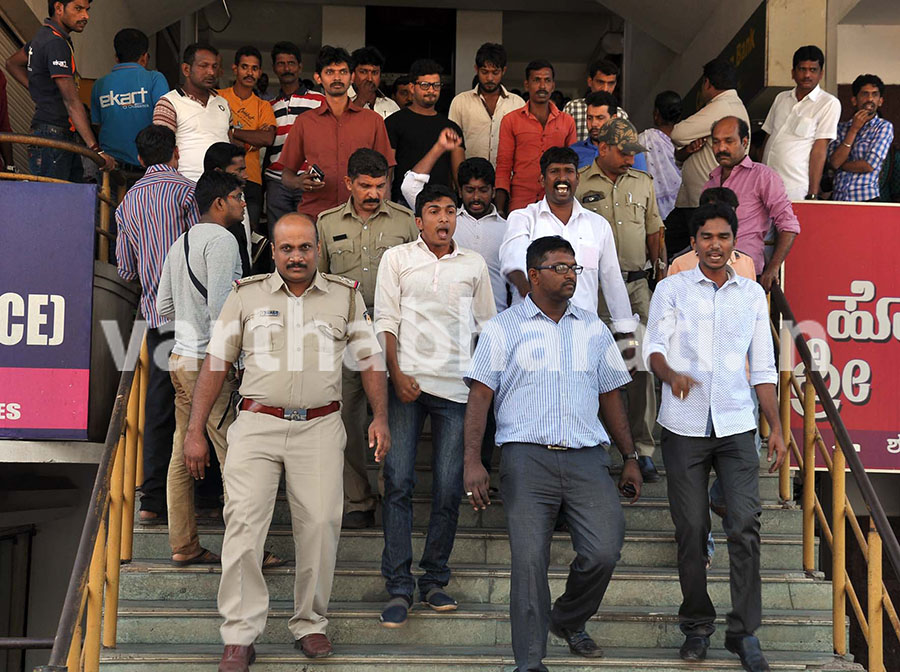 ಡಿವೈಎಫ್‌ಐನಿಂದ ದಿಢೀರ್ ಪ್ರತಿಭಟನೆ- ಬಂಧನ ಬಿಡುಗಡೆ